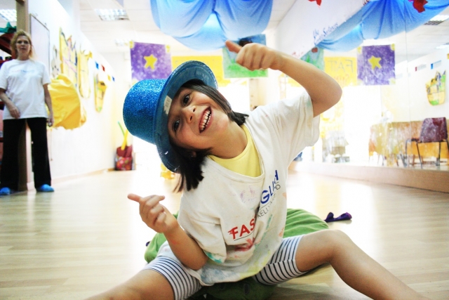 Alumna con sombrero azul